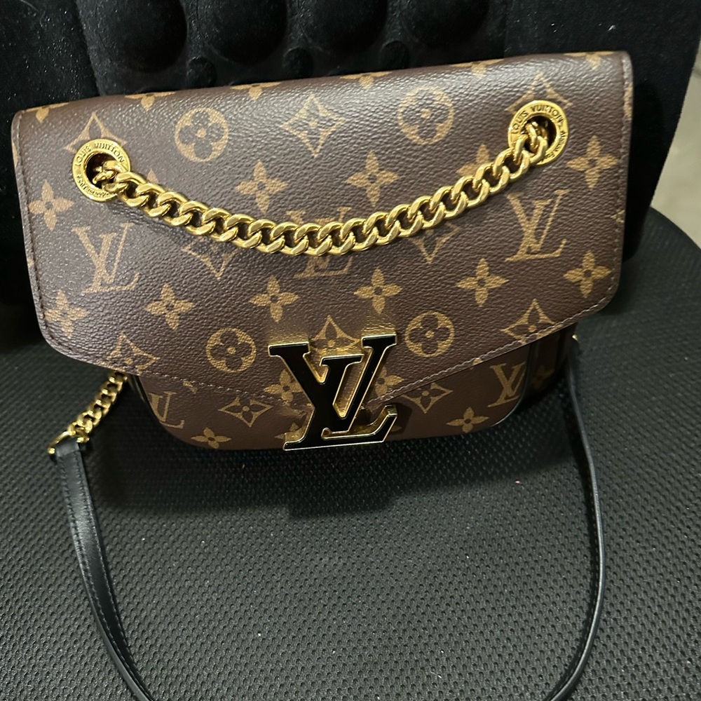 Louis Vuitton Passé. Rarely used. Authentic.